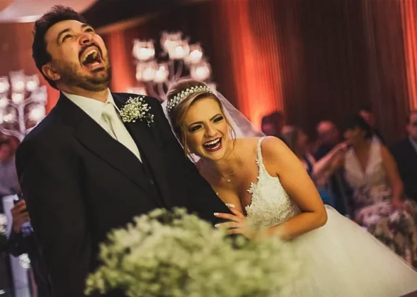 Casal compartilhando uma gargalhada no casamento